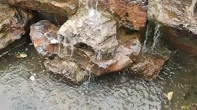 瀑布岩石水流拍摄实拍视频的预览图
